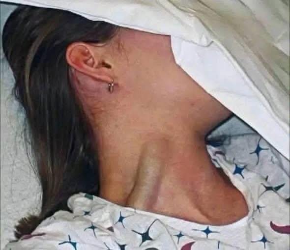 Estas son las consecuencias de dormir con un…Ver más